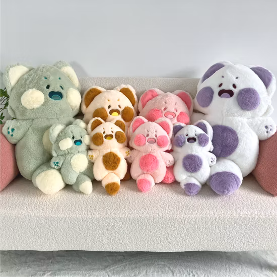 柔らかくてかわいいテディベアのぬいぐるみの形をしたパーソナライズされた室内用スリッパ